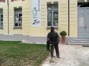 Ciclovia Parma Po – Statua di Giovannino Guareschi a Fontanelle