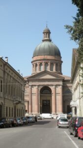 Duomo di Santo Stefano – Facciata e viale
