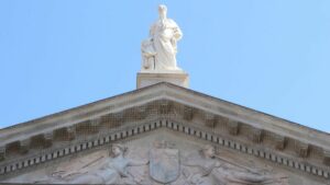 Palazzo Mina – Timpano e Acroterio
