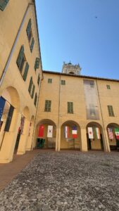 ALMA – Chiostro esterno e bandiere